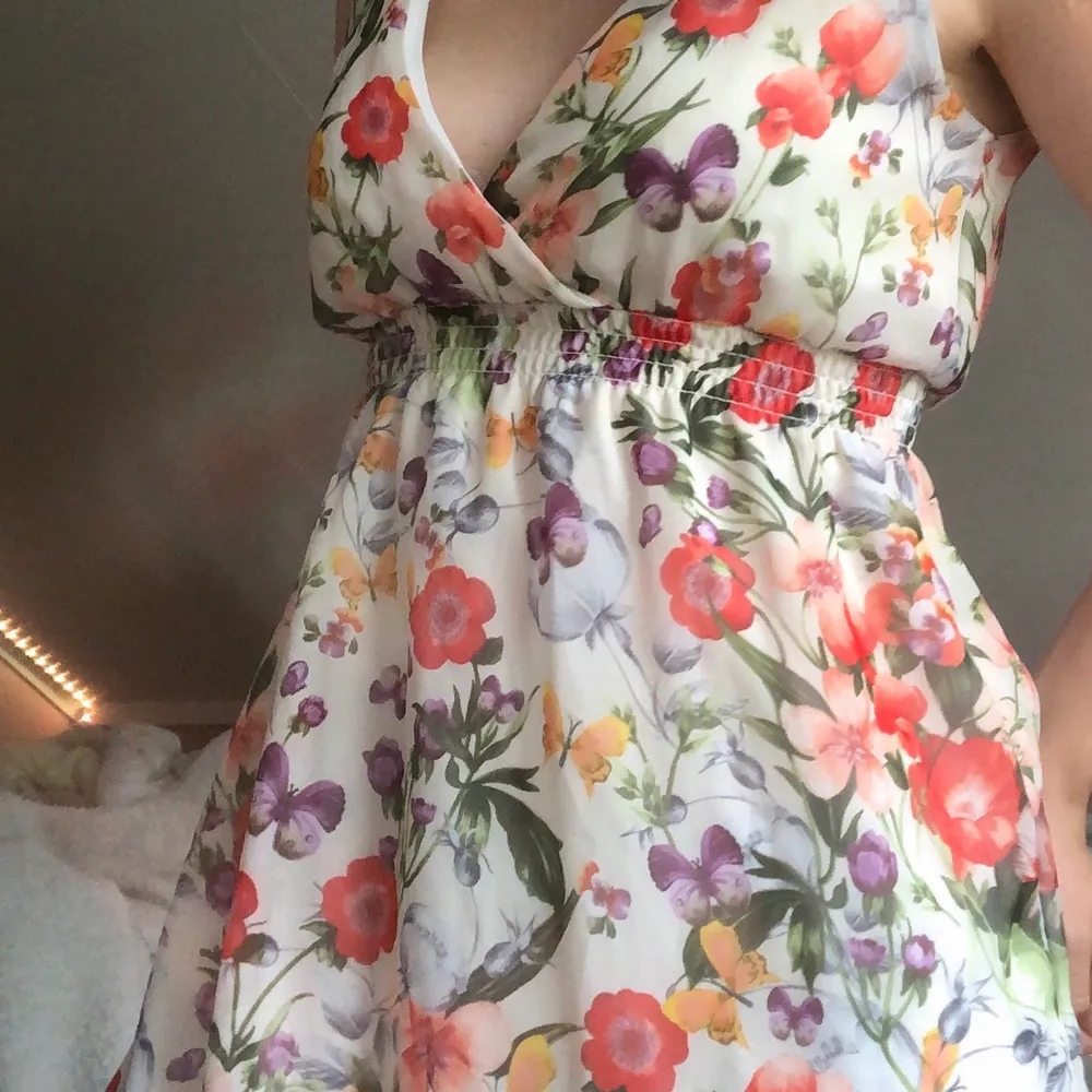Fin klänning från Sisters Point💕☀️ Perfekt till sommaren! Dubbla tyglager & bra kvalitet. . Klänningar.