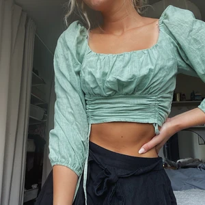 Blus/tröja i fin grön färg - Superfin blus i strl S/M som tyvärr är lite för stor för mig vid axlarna. Man kan snöra åt så mycket man vill i midjan. PRIS kan diskuteras vid snabb affär