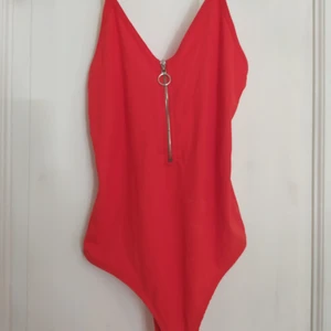 Fin röd body - Helt oanvänd röd body med lappen kvar från bikbok. Priset kan diskuteras.