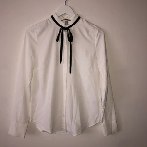 Blus - Vit blus i storlek 34