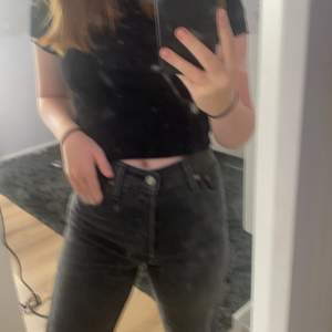 Jätte fina jeans, använda typ 2-4 gånger bara. Sitter jätte fint! Köpta för 500kr