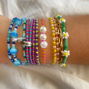 Pärlarmband  - Säljer olika pärlhalsband och armband❤️ kolla in min sida för flera olika❤️ alla armband och halsband har ett spänne och är i elastisk tråd! Välj färger själv om du vill❤️ armband:35kr halsband: 60kr💓💓