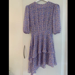 Klänning adoore S - Säljer min fina och populära Adoore klänning ifrån sommarkollektionen 2020. Den är i storlek S och använd ett fåtal gånger. Den går inte längre att få tag på på hemsidan. Nypris 1395kr. Som i nyskick. Kan frakta, står ej för postens slarv.