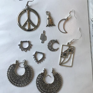 Smycken  - Allt är 20kr styck. *spöke och månarna, stora silver örhängen, peace, samt alla blå ringar och triangel septum sålda*