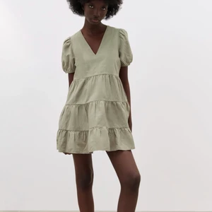 Zara klänning - Klänningen är från zara i storlek M, denna storlek är slutsåld på Zaras hemsida. Säljer då jag inte använder den längre. 