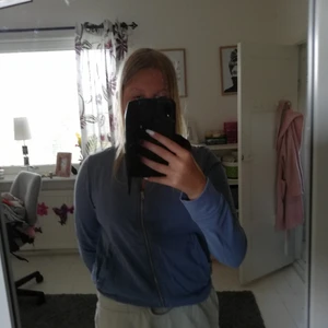 Kofta från lager 157. Storlek M - En blå kofta ifrån lager 157. Dragkedjan funkar super bra. Sällan änvänd. Köparen står för frakten. Koftan är utan luva. 