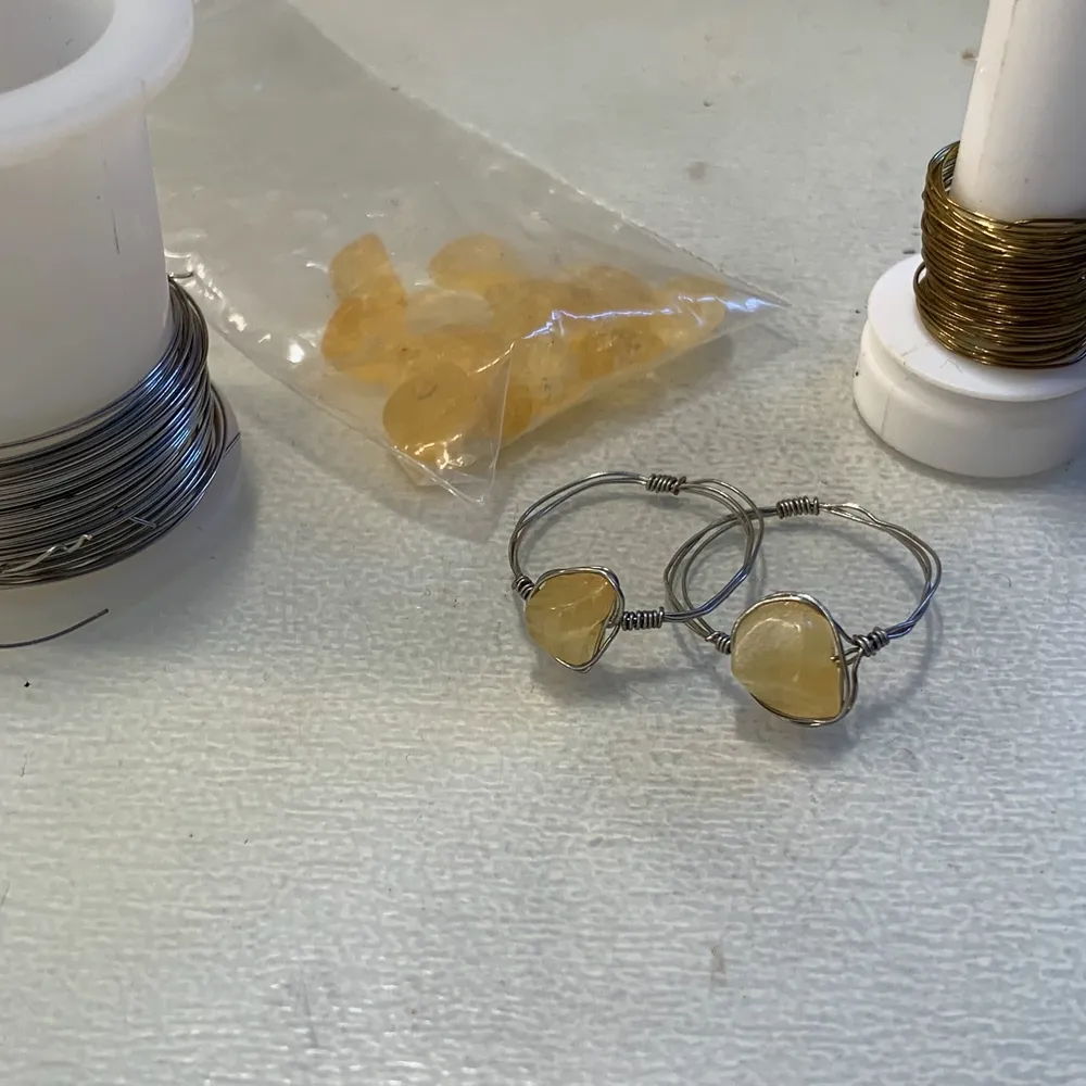 Ringar av kristallen citrin, kan göras i både guldig och silvrig ståltråd!✨💫. Accessoarer.