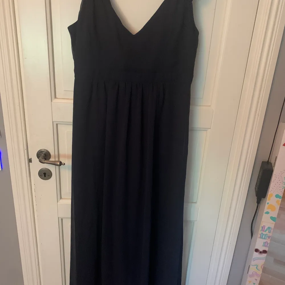 En vacker lång marinblå klänning, nyskick med prislappen kvar, (håller bakom klänning när jag har på mig den för att den för stor) . Klänningar.
