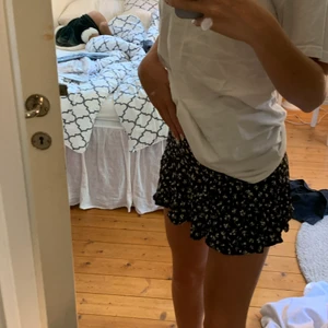 Somrig kjol - Super söt och somrig kjol från zara🌻 Köpt förra sommaren och har använt ca 4 gånger. Säljer eftersom jag har växt ur den, är ca 168cm.        Nypris: 250kr