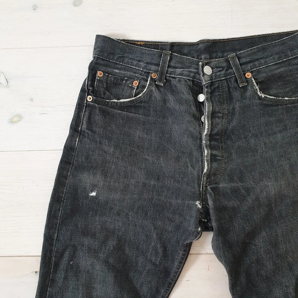 Ett par slitna o fina Levis 501xx i size w31 L32, sitter dock betydligt mindre i midjan, typ 29-30, annars är dom hur bra som helst och har fina slitningar här o där, ett par jeans med bra karaktär! För mått eller andra frågor är det bara att höra av sig! Frakt tillkommer på 66kr!. Jeans & Byxor.