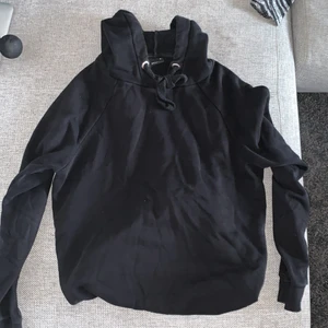 Svart hoodie med luva  - Från ginatricot. Storlek S, liten i storlek så ingen oversized. Fint skick 