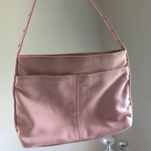 Rosa axelväska  - En rosa axelväska i y2k stil!! Har två fickor på utsidan och en med dragkedja på insidan!!.🌼 40 kr plus frakt!!