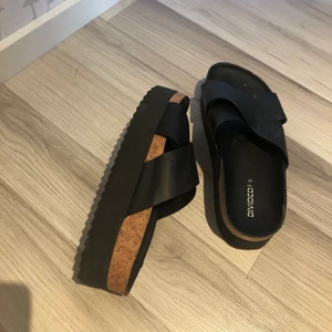 Platå tofflor från divided, storlek 37 - Tofflorna har jag använt enstaka gång. Dessa skor passar till allt, strand, utekväll mm. Jag brukar ha 36-37 och dessa tofflor passar mig perfekt! 