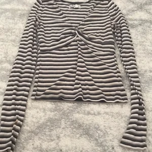 Randig topp - Jättefin randig v-ringad långärmad topp med vridning uppe vid brösten från Hollister✨Har 2 små fläckar på armarna men inget man tänker på💗Skriv för fler frågor eller bilder🥰pris kan diskuteras!