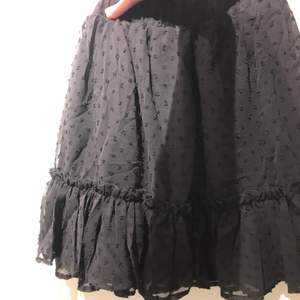 Jättefin svart enkel kjol från Shein, kjolen är i strl xs men är lite liten för mig.super söt!