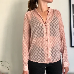 Lyxig blus från Soaked in Luxury - Snygg lyxig blus i rosa från soaked in luxury med guldiga knappar. Storlek S. Fint skick. 