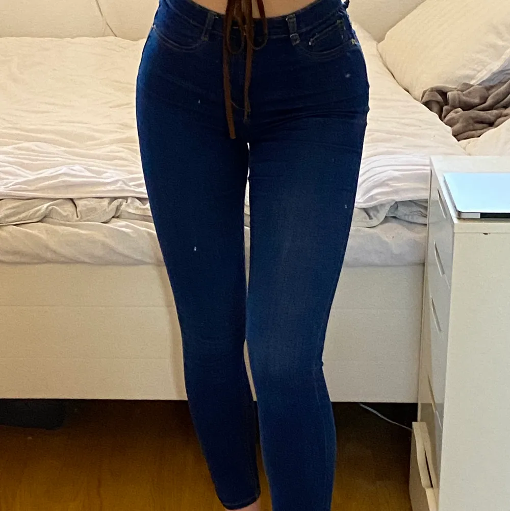 Bekväma blå skinnyjeans i storlek M från Gina Tricot i modellen Molly. Inte använda mycket och i fint skick. Säljer då de börjar bli för små. Jag på bilden är 177cm lång men med normallånga ben, har vanligtvis storlek 36 i byxor. (Nypris 299kr) 💞. Jeans & Byxor.