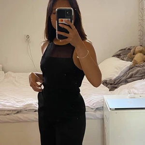 Svart topp - Simpel svart topp från H&M💕 bra skick och riktigt skön material. Passar perfekt för en simpel look eller om man vill spicea upp den 