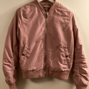 Bomberjacka strl S - Bomberjacka i strl S. Hämtas i Bromma eller skickas, köparen står då för frakt 