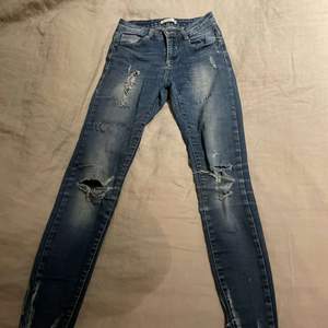 Ett par blåa jeans med hål i i storlek 34. Nypriset ligger på 200kr men säljer för 120kr dom har lite defekter på sig men inget man tänker på.