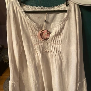 Helt ny Odd Molly tröja aldrig använd - -Helt ny Odd Molly tröja  -Aldrig använd då den är för stor för mig  -Helt ny Odd Molly tröja aldrig använd stor i storleken.  -Köpt på Odd Molly  -Storlek L                                                                       -Köparen bestämmer om den ska skickas spårbar eller inte då varierar priset på frakten 💌📦