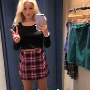 Rutig kjol - Säljer denhär asnygga kjolen från urban outfitters som ja inte använder längre. Använd fåtal gånger så ser heöt ny ut❤️ köptes för ca 300-400kr å äri storlek s💕😀