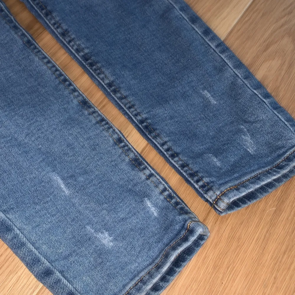 Ett par slitna jeans från Ginatrickot i strl S använt ett par fåtal gånger💓  Skit fina, skriv privat om du är intresserad 💓. Jeans & Byxor.