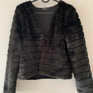 Kofta från Gina tricot - Fluffig kofta från Gina tricot. Mjuk och skön, varm kofta. Går att ha till vardags men även till fest! Storlek s, aldrig använd. Kan mötas upp i Malmö & Vellinge, köparen står för frakten. 