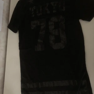 Svart klänning - En svart kläning det stor 75 Tokuo