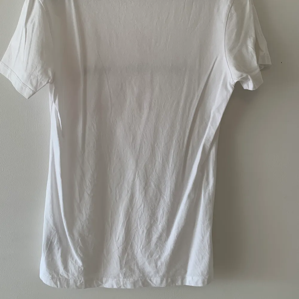 Vit T-shirt från Calvin Klein. Storlek m och är sann i storlek. Använd ett fåtal gånger och är i bra skick. Kan mötas upp i Malmö & Vellinge, köparen står för frakten. . T-shirts.