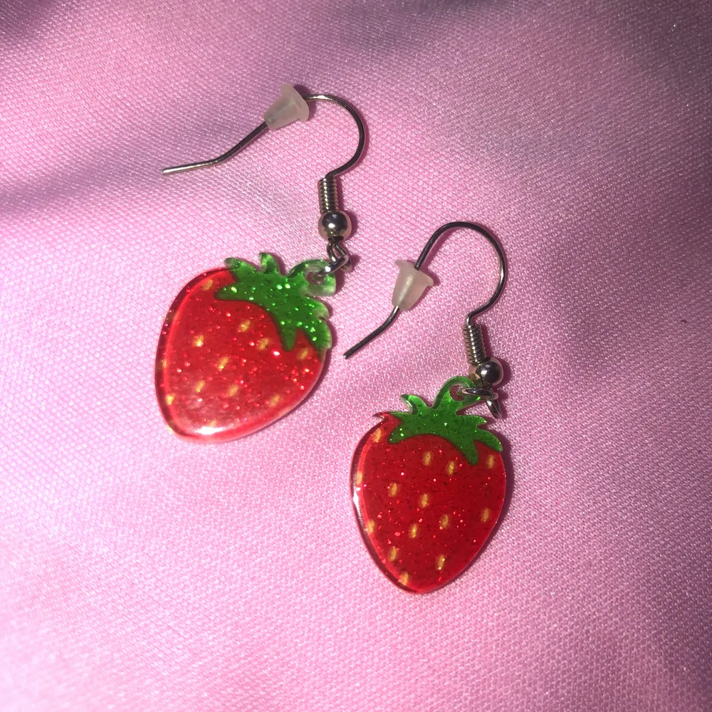 As söta jordgubbs örhängen köpta på kawaii store för några år sen. Accessoarer.