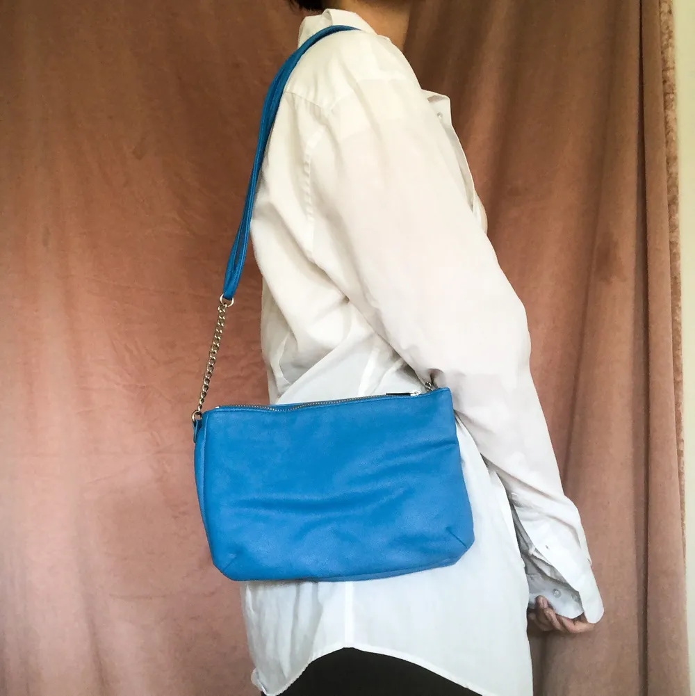En blå väska köpt secondhand! I väldigt fint skick! 🤎 Köpare betalar frakt ✨. Väskor.
