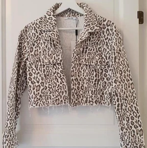 Kort jeansjacka -NAKD - Kort leopardmönstrad jeansjacka från NAKD i storleken 36, aldrig använd - prislapp kvar. Köparen står för eventuell frakt.