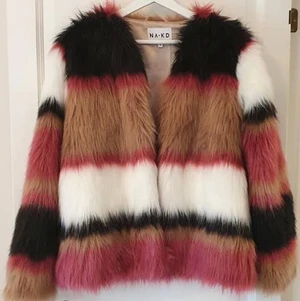 Pälsjacka - NAKD - Fakepälsjacka från NAKD i storlek 36, säljs pga att den inte kommer till användning. Köparen står för eventuell frakt, nypris 1099kr.