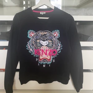 Kenzo tröja storlek M - Tröjan är nästintill oanvänd och i bra skick. Den är i storlek M men kan uppfattas som en S/M då den är lite mindre i storleken. Ordinarie pris 2400. Skriv gärna och fråga om du undrar över någonting mer. Köparen står för frakten.