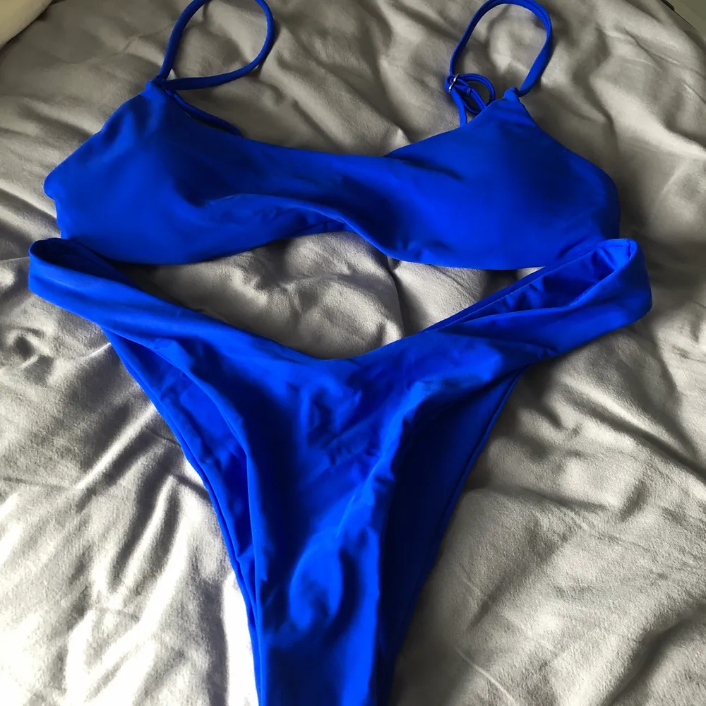 Drottningblå bikini, storlek M, endast testad, super snygg.  119kr + frakt. Övrigt.