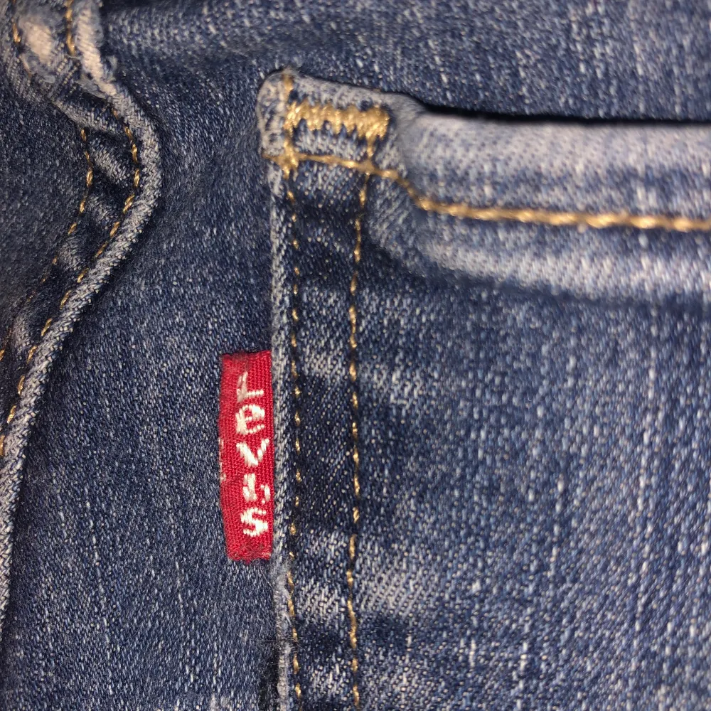 Mile high super skinny jeans från Levi’s stl 26. Slitna och lagade på insida lår. En bältesögla på höger sida är sönder. Jeans & Byxor.