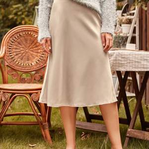 Superfin satin kjol från shein. Aldrig använd endast testad en gång så helt ny. Storlek M men passar S/M och säljer för 120 kr plus frakt