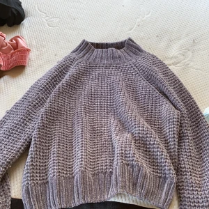 Fin stickad tröja från hm - Väldigt skön, mysig tröja från H&M, storlek M/ medium, har lite tyg som är uppryckt eller vad man ska säga, som man ser på bilden nr 2, men inget man tänker på:) pris 100 ink frakt