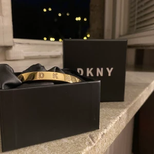 DKNY armband - Tänkte kolla om det kanske finns någon som är intresserad av detta armband? Använd ett fåtal gånger!!!💗 nypris tror jag att armbandet låg på 1,200-1,500 om jag inte har helt fel!!!