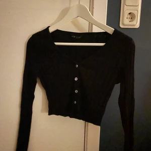 Topp från SHEIN - Svart topp med knappar från SHEIN. Använd 1 gång. Storlek S ❤️ 30 kr + frakt 