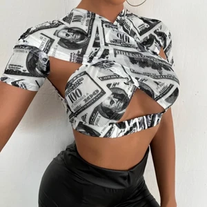 Crop top - En crop top med pengatryck på sig! Tyckte den va cool men den va inte lika cool på mig som jag föreställt mig, men så kan det bli! Aldrig använd förutom provad då! Frakt diskuteras givetvis utifrån dina önskemål! 