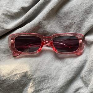 Fina Solglasögon 🕶 ☀️aldrig använda utan bara testade. säljer pågrund av att jag inte gillar att ha på mig solglasögon