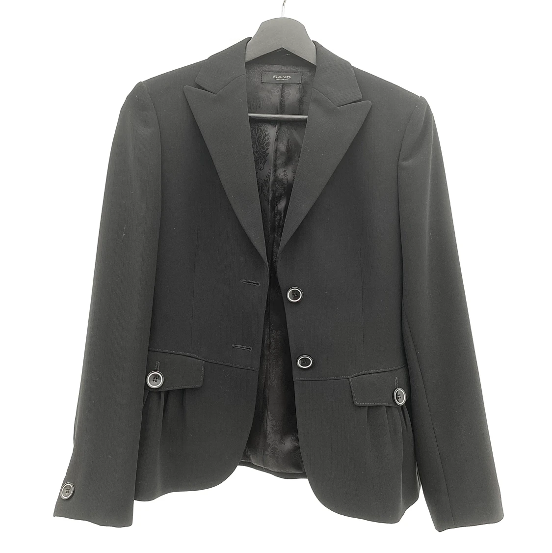 Figursydd svart kavaj från Sand