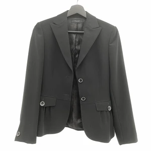 Figursydd svart kavaj från Sand - Storlek 34. Snygg svart figursydd kavaj från Sand Copenhagen. Fint skick men begagnad därav pris.   Se sista bild för bättre bild på färg. Kolsvart och inte åt det gråa hållet. 