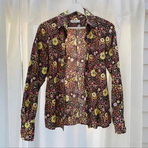 Blommig skjorta från Stenströms - Fin figursydd blommig skjorta från Stenström. Tunn men inte genomskinlig på.   Strl 38. Knappt använd och fint skick. 