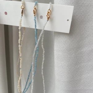 Pärlhalsband - Pärlhalsband som jag har pärlat själv🤎 kan göra halsband efter önskemål om färg osv, om det finns intresse för det! Hur långt halsbandet ska vara bestämmer kunden själv🤎 Super gulliga halsband som passar till allt. 65kr +12kr frakt