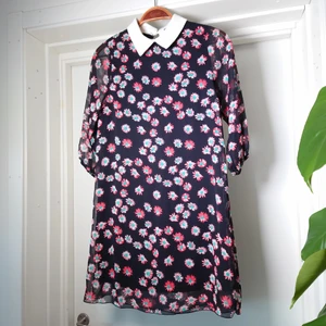 90's klänning - Finaste klänningen i 90's-stil. Övre lagret är tunnt och transparent, underklänning i lent och tjockare material. En knapp i nacken 🍀