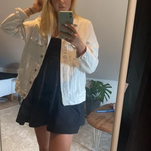 Vit jeansjacka - Säljer denna asssfina vita jeansjacka från Gina trico!! Älskar och är rätt oversized i modellen❤️❤️