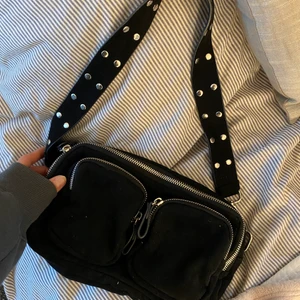 Trendigaste handväskan - Väldigt rymlig handväska från Gina Tricot, perfekt när man vill ha med sig grejer till skola / fest men inte vill ha en stor väska! Nypris 350, fint skick! Budgivning i kommentarerna! 